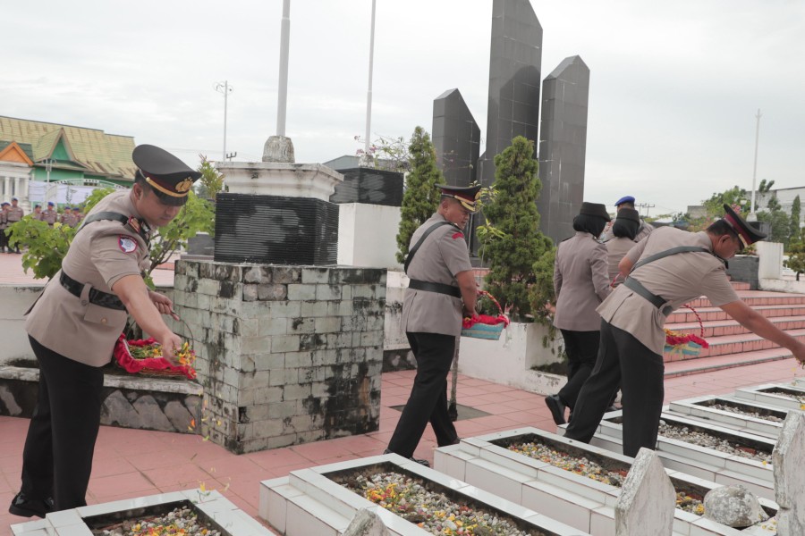 Kapolres Rohil Gelar Upacara Ziarah dan Tabur Bunga Makam Pahlawan di Hari Bhayangkara ke-80