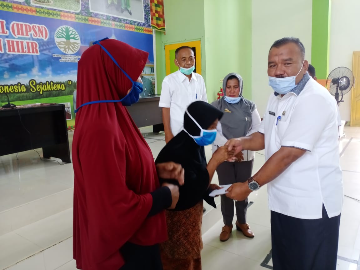 Keluarga Besar DLH Rohil Bantu Korban Kebakaran