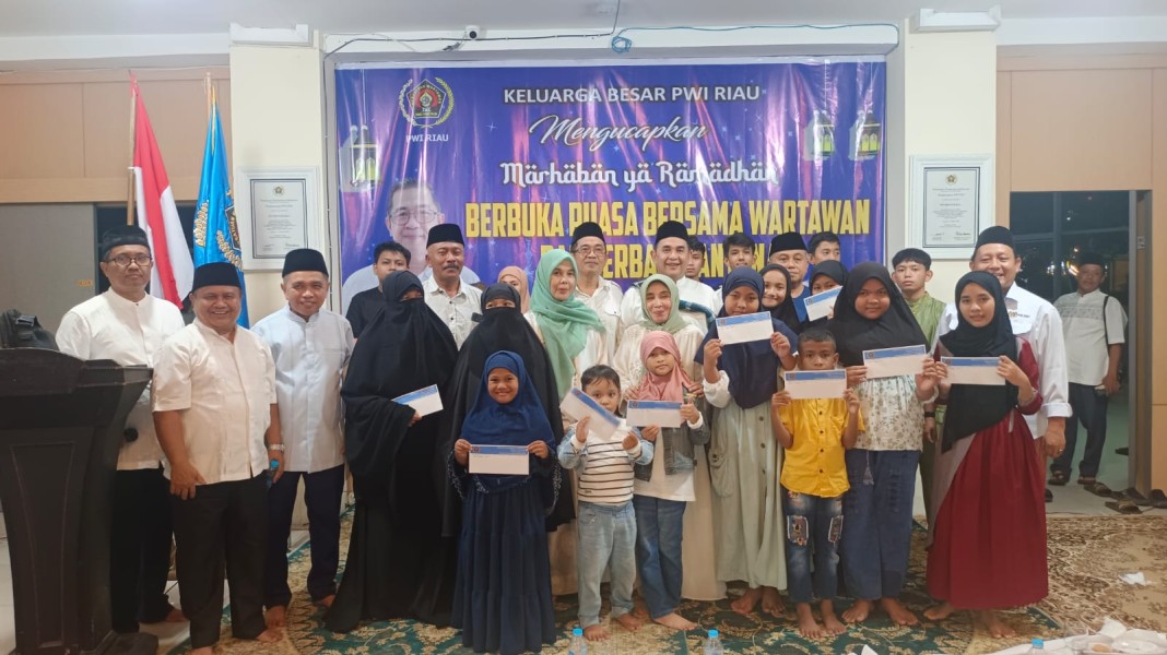 PWI Riau Santuni Anak Yatim dan Janda Wartawan Juga Serahkan 320 Bingkisan untuk Anggota