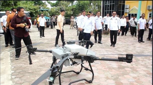 Bupati Rohil Serahkan Drone Pertanian Dari Kementan kepada Brigade Pangan