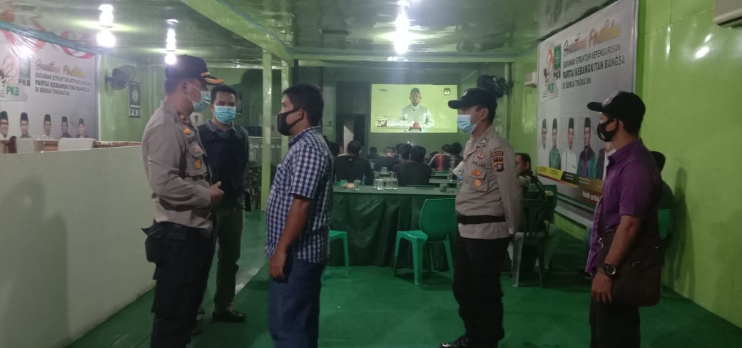 Kapolsek Bangko Pantau Langsung Penerapan Prokes Nobar Debat Kandidat Peserta Pilkada Rohil