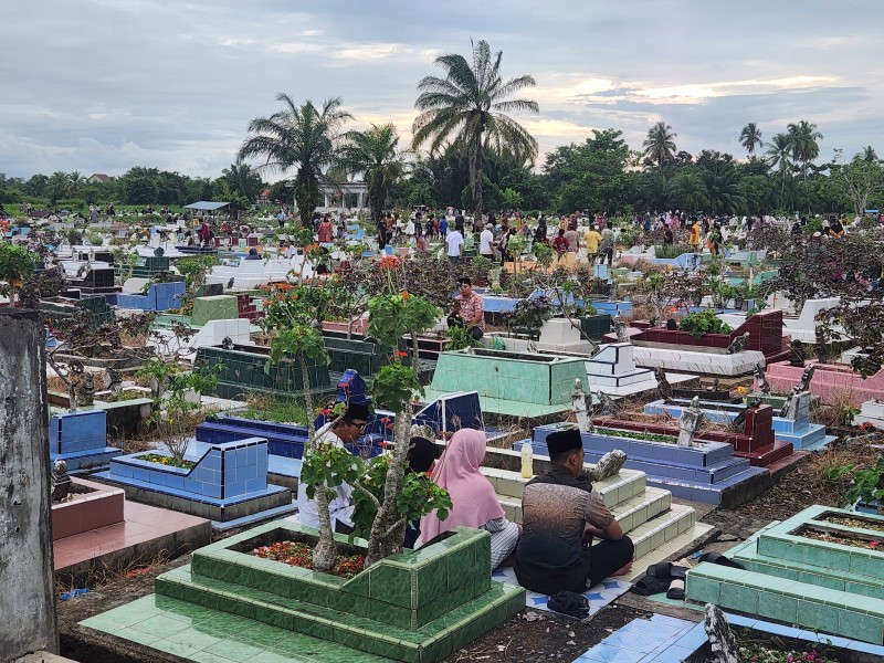 Jelang Ramadan TPU Pusara Hilir Bagansiapiapi Ramai Peziarah