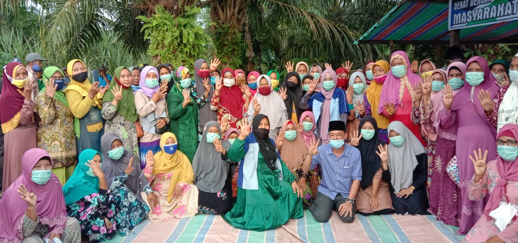 Kelompok Perwitan Emak-Emak Kepenghuluan Teluk Pulai Dukung AMAN