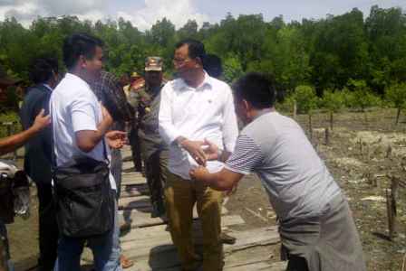 Bupati Rohil Sambangi Masjid Disambar Petir di Palika