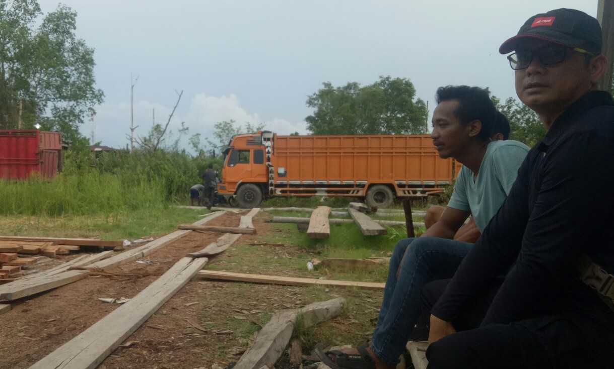 Tim Dirkrimsus Polda Riau Grebek Dok Atong, Puluhan Ton Kayu Olahan Diamankan