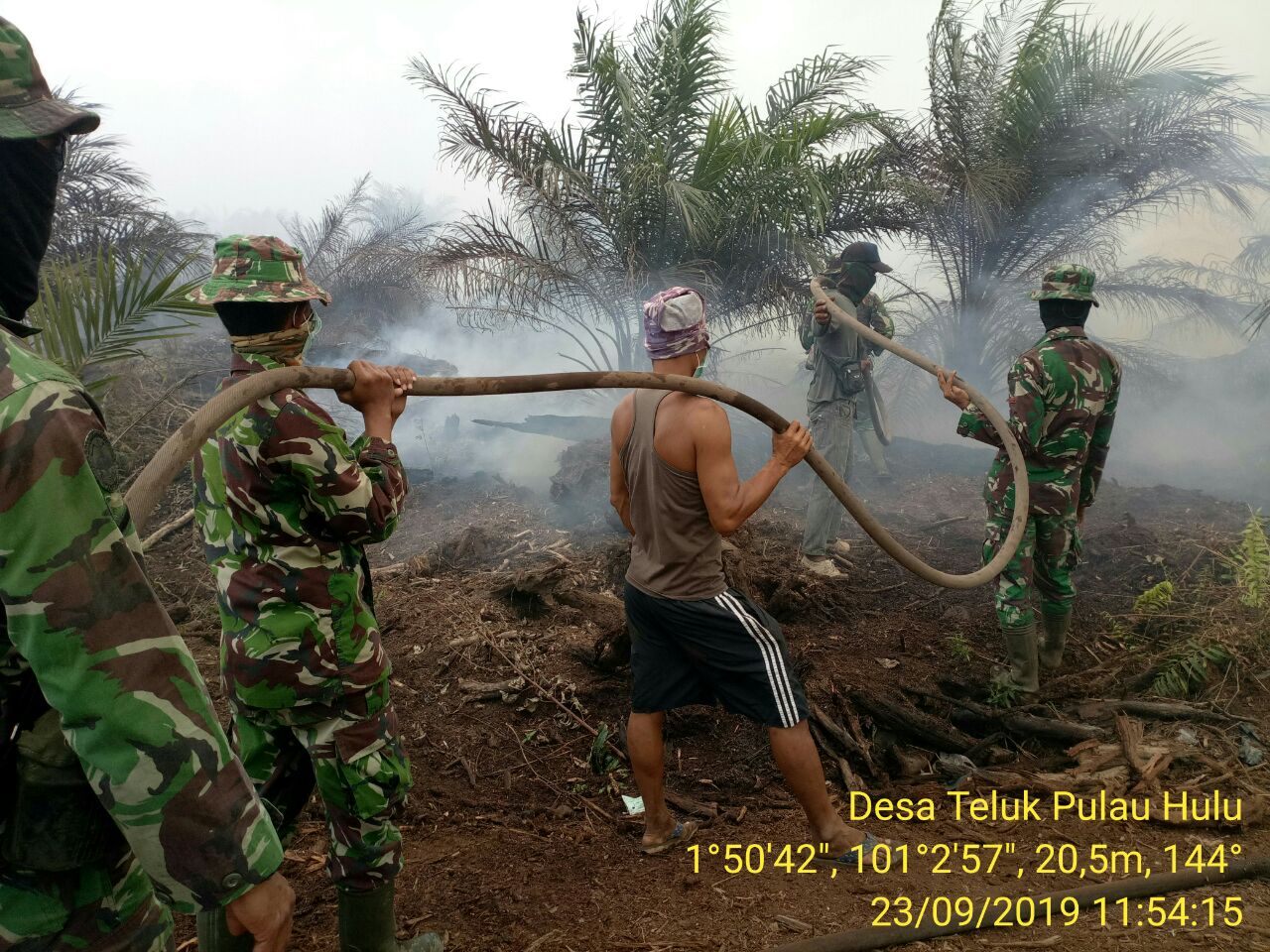 TNI dan Polri Kerjasama Padamkan Api Di Rimba Melintang
