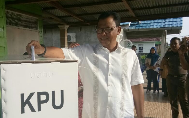 Berkemeja Putih, Bupati Rohil Suyatno Nyoblos di TPS 19