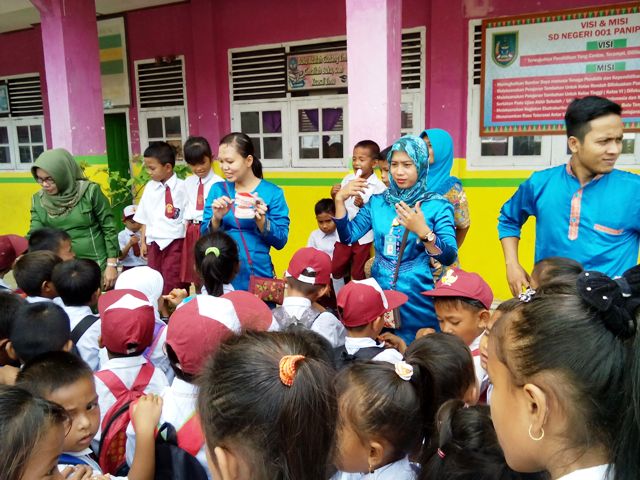 Tim Kesehatan Panipahan Gelar Sikat Gigi Masal Anak SD dan MI