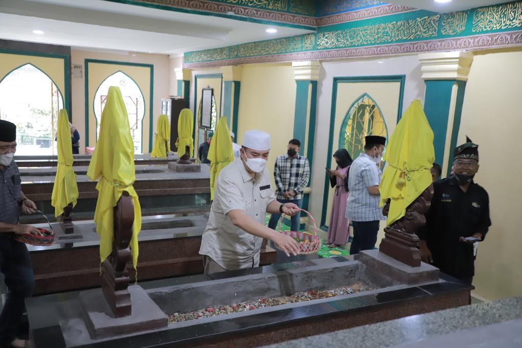 Kapolda Riau Ziarah Makam Tokoh Pendiri Kota Pekanbaru