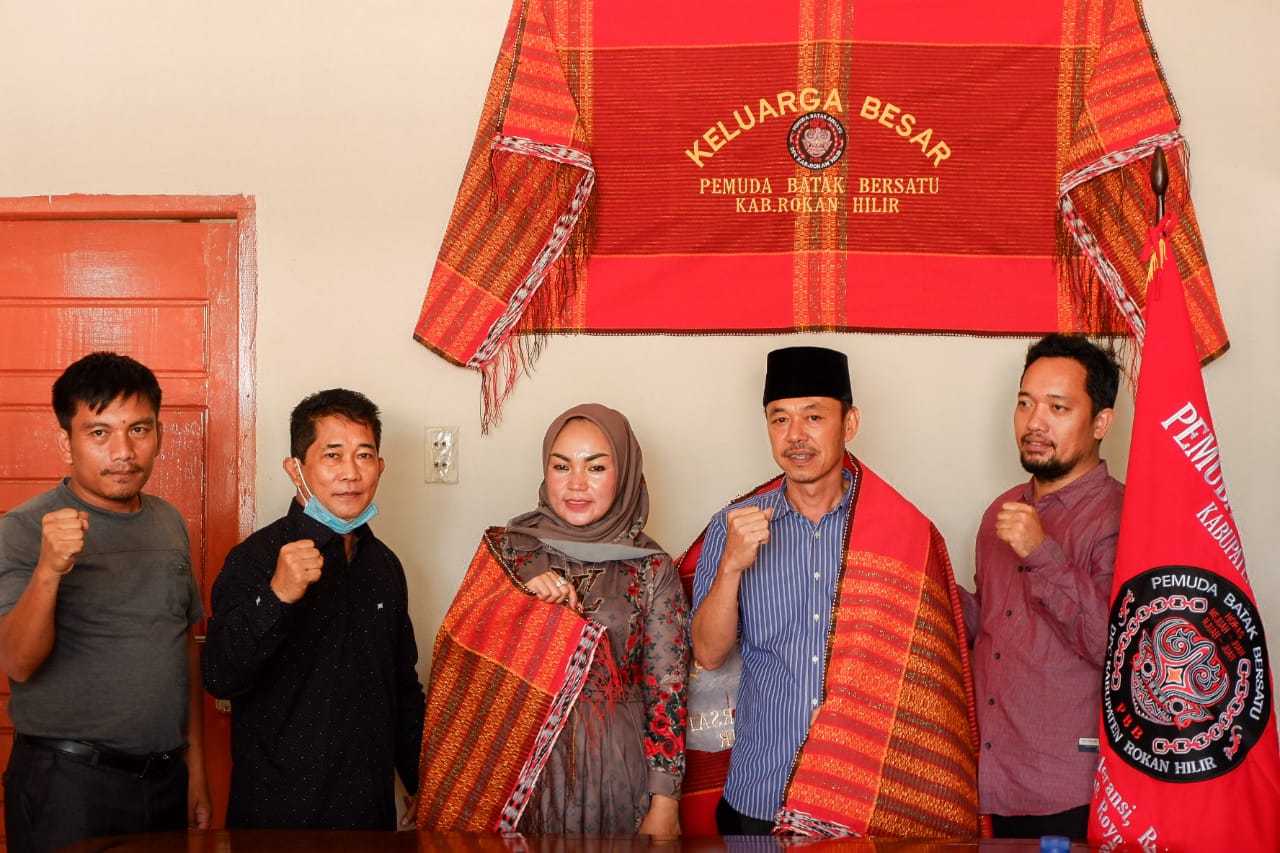 Silaturahmi Dengan Pemuda Batak Bersatu, Afrizal Sintong Dihadiahi Ulos