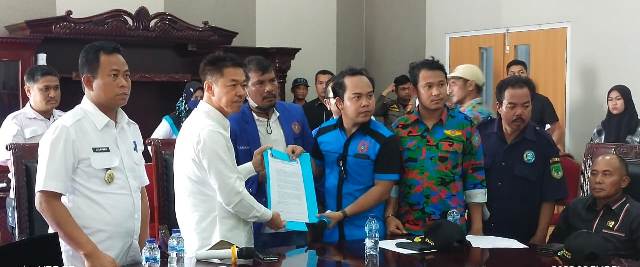 Bupati Rohil Terima Perwakilan Massa Aksi F.SPTI Kubu Fuad
