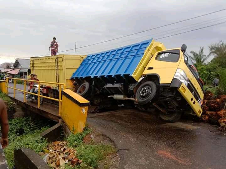 Truk Pembawa Buah Sawit Terjungkal di Jembatan Besi Jl.Bintang Bagansiapiapi