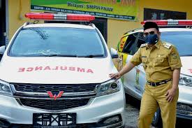 Kepala Desa Naga Beralih Kampar Terima Bantuan Mobil Ambulance