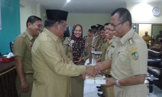 Bapenda Rohil Serahkan SPPT Dan PBB P2 Tahap I Kepada Kecamatan