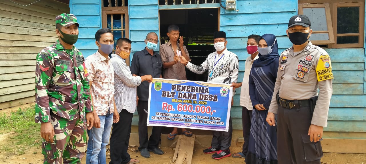Kepenghuluan Labuhan Tangga Besar Bangko  Bagikan BLT  Dana Desa Kepada 142 KK