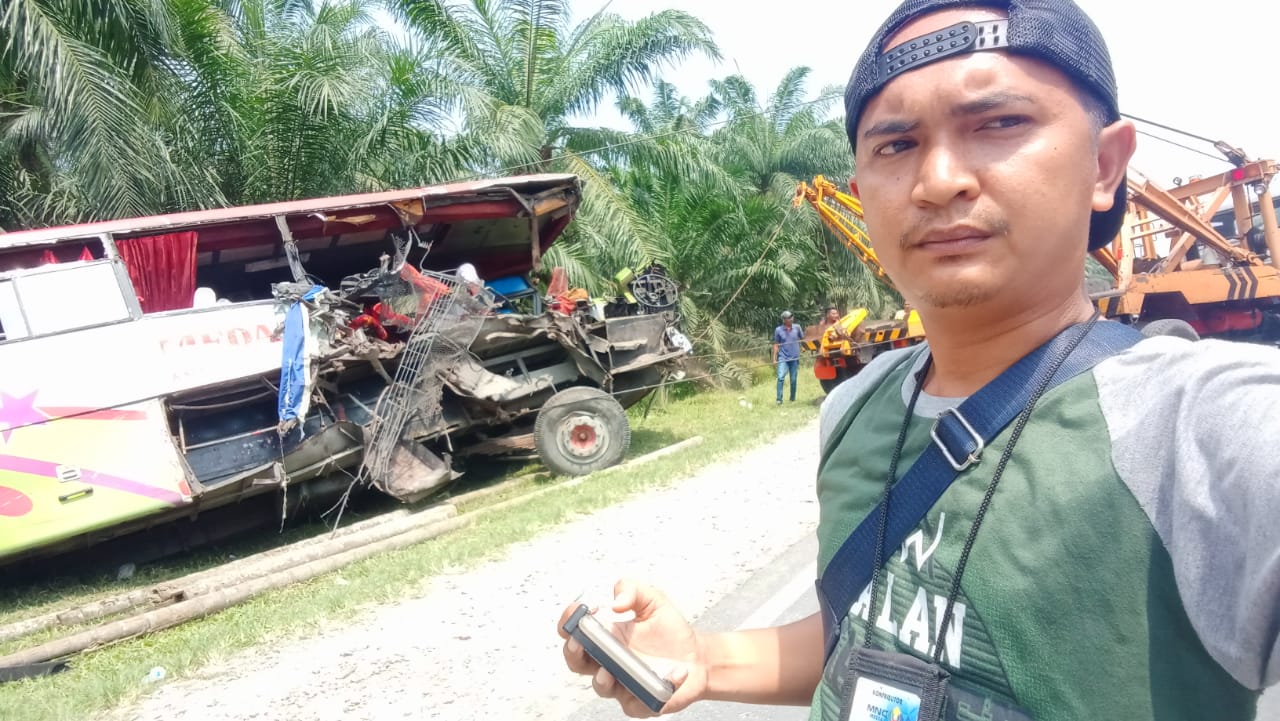 Braak ! Bus Medan Jaya Tabrak Truk Bermuatan Pupuk
