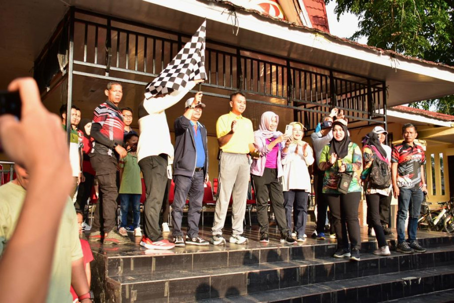 Pj Bupati Kampar Lepas Peserta CFD Dalam Rangka HUT RI ke 78.