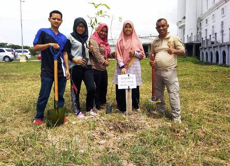 Humas Sekda Rohil dan Protokol Juga Lakukan Penanaman Pohon
