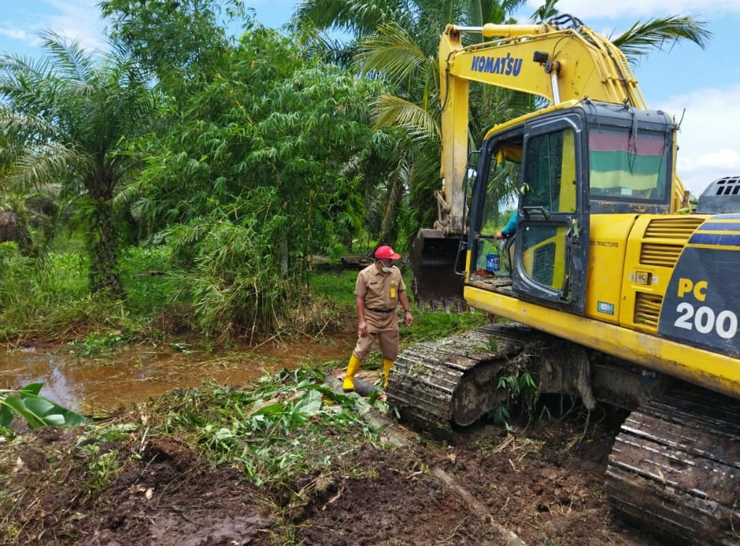 Antisipasi Banjir, DLH dan PU Rohil Langsung Lakukan Normalisasi Antisipasi Banjir, DLH dan PU Rohil Langsung Lakukan Normalisasi