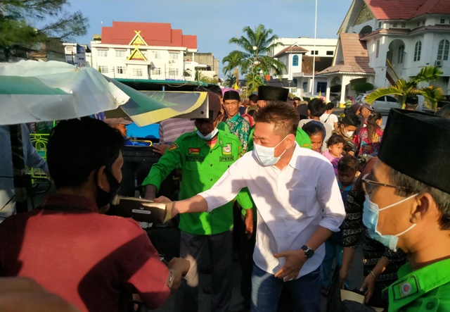 Bupati Rohil Bersama RMB Bagikan 600 Takjil ke Pengendara Becak