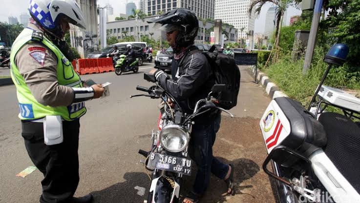 Ngerokok di Kendaraan Kena Denda Rp 750.000!