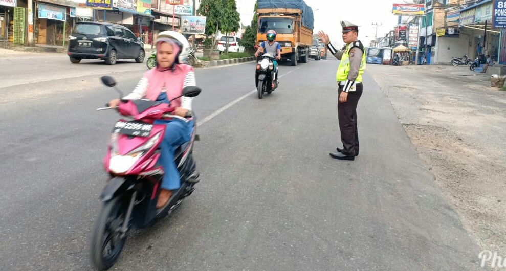 Kasat Lantas Rohil Laksanakan Tugas Pengaturan Lalin Guna Kenyamanan Berkendara