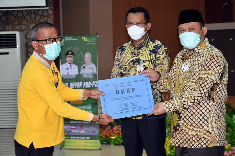 Bupati Kampar Lounching Tax Mobile Sekaligus Serahkan Daftar Himpunan Ketetapan Pajak