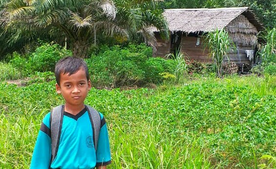 Kisah Supri, Bocah SD di Sei Bakau Rohil Berjalan kaki 10Km Kesekolah