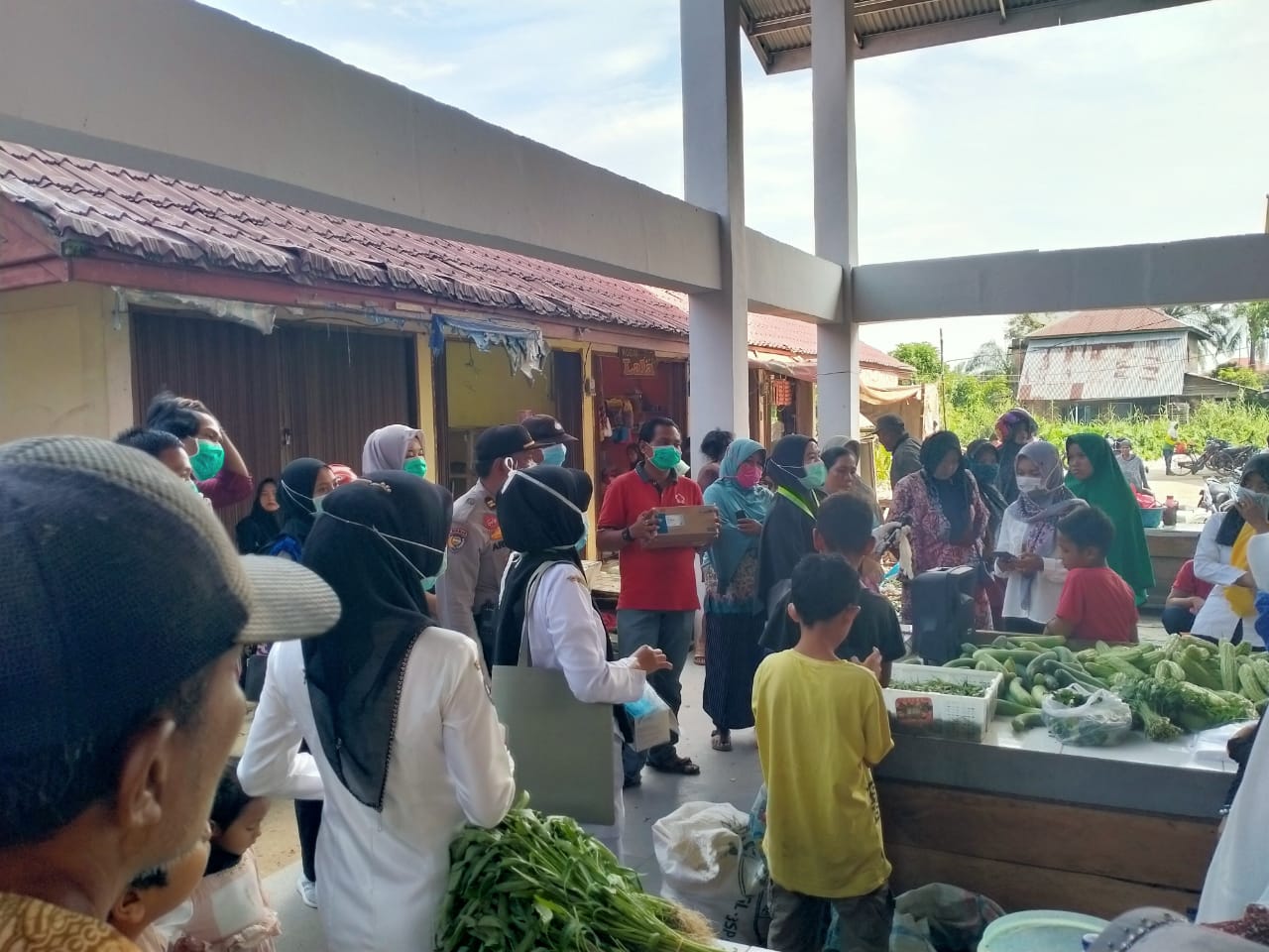 Bagi-bagi Masker dan Hand Sanitazer di Pasar Central Jalan Bintang Bagansiapiapi