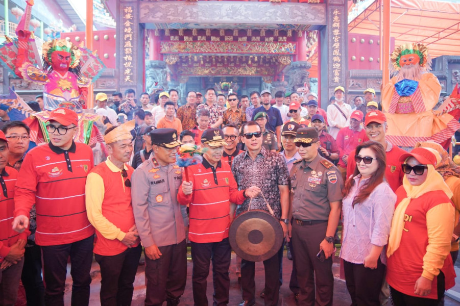 Bupati Rohil Sambut Gubri dan Rombongan Tamu Event Ritual Bakar Tongkang di Bagansiapiapi Bupati Rohil Sambut Gubri dan Rombongan Tamu Event Ritual Bakar Tongkang di Bagansiapiapi