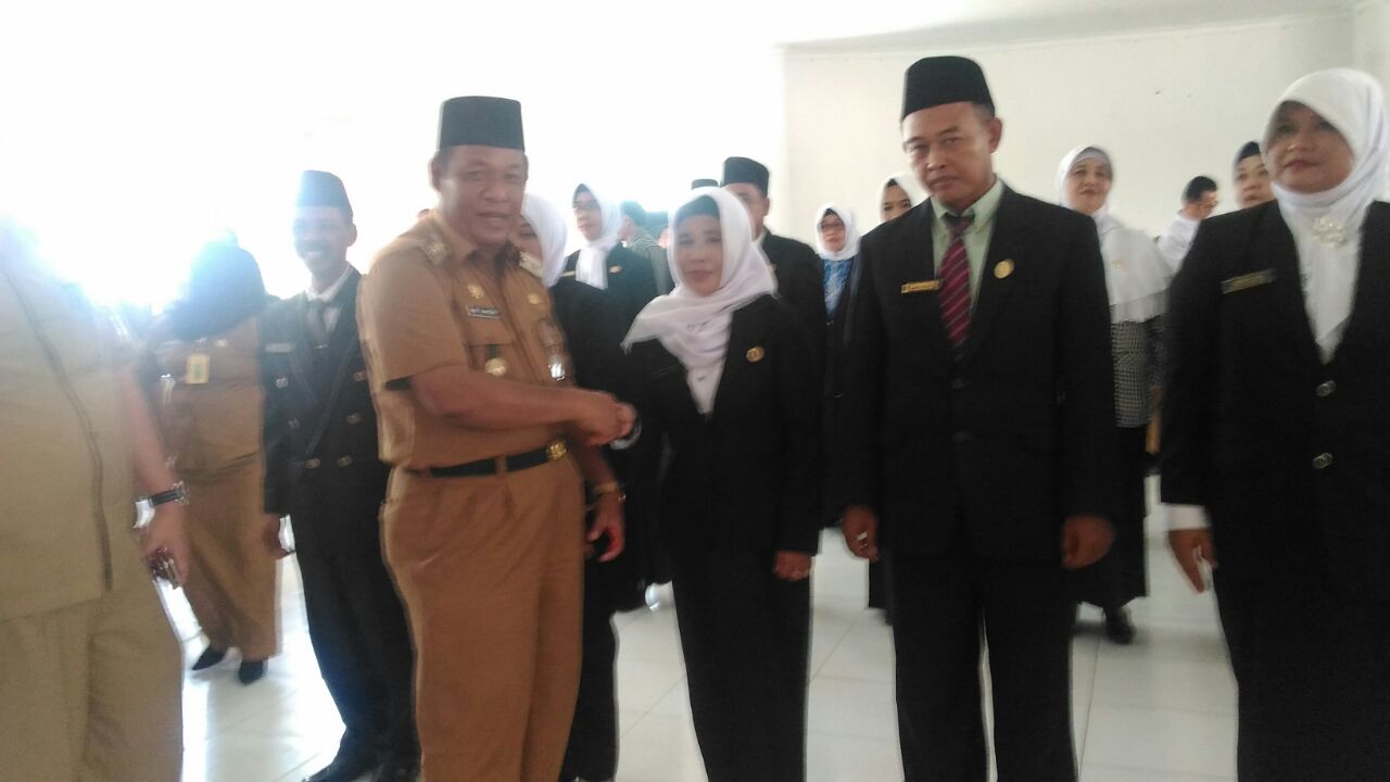 Lantik 24 Kepsek dan Pengawas, Wabup Rohil Ingatkan ASN Tidak Terlibat Politik Lantik 24 Kepsek dan Pengawas, Wabup Rohil Ingatkan ASN Tidak Terlibat Politik