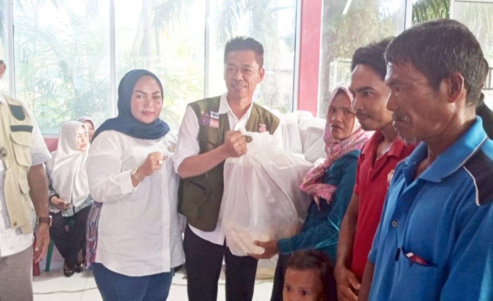 Bagikan 1350 Paket Sembako Korban Banjir, Bupati Rohil Ucapkan Terimakasih Kepada PT. Mass 2