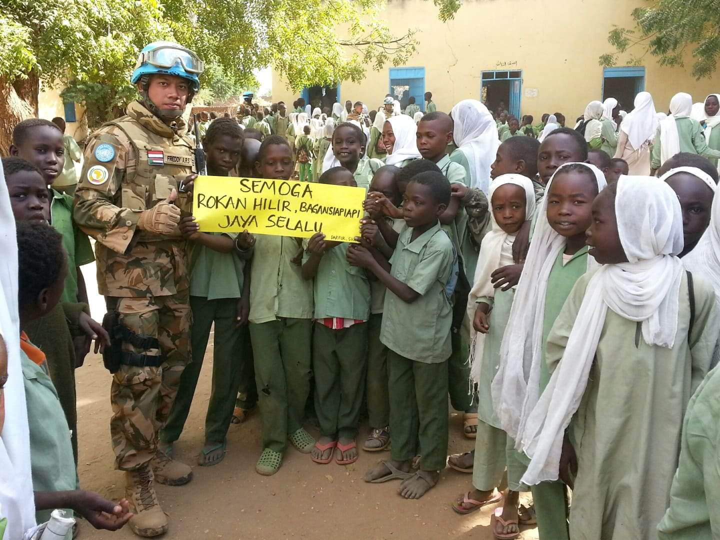 Bersama Anak-anak Afrika, Putra Asli Rohil Ucapkan selamat HUT Rohil Ke 20