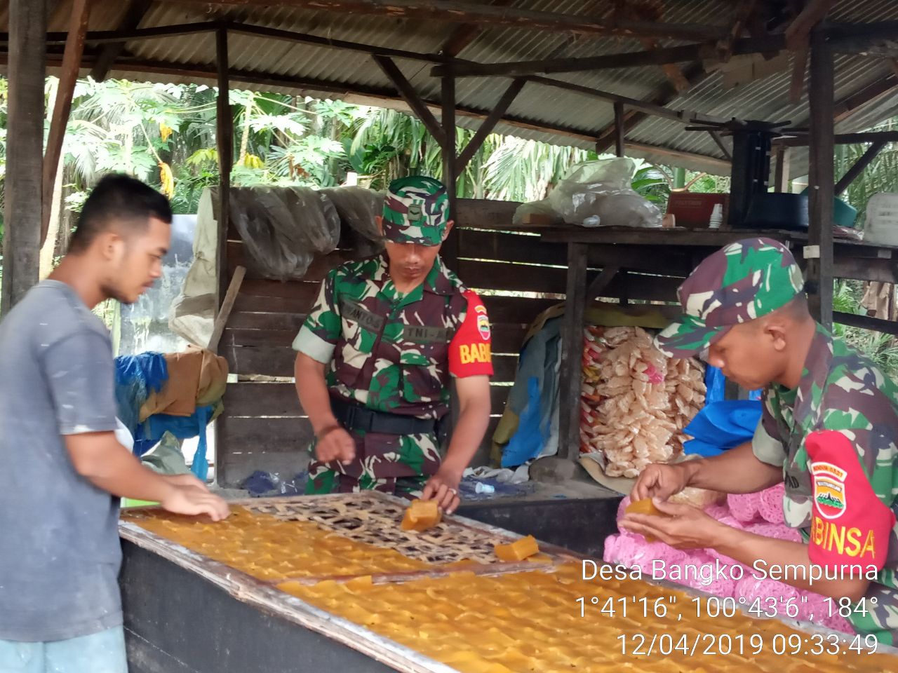 Lakukan Pembinaan, Koramil 05/RM Dampingi Pengrajin Kerupuk Lakukan Pembinaan, Koramil 05/RM Dampingi Pengrajin Kerupuk