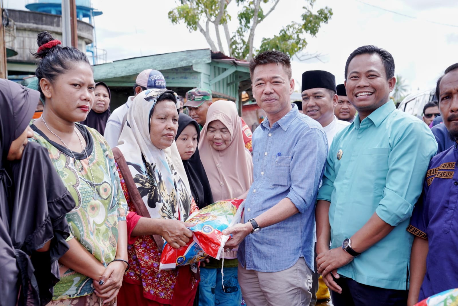 Tinjau Banjir, Bupati dan Wakil Bupati Rohil Bagi -bagi Sembako