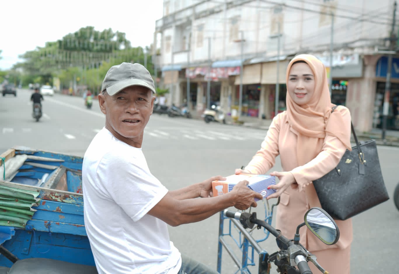Darma Wanita Persatuan Diskominfotiks Rohil Gelar Baksos Membagikan Sembako dan Makanan