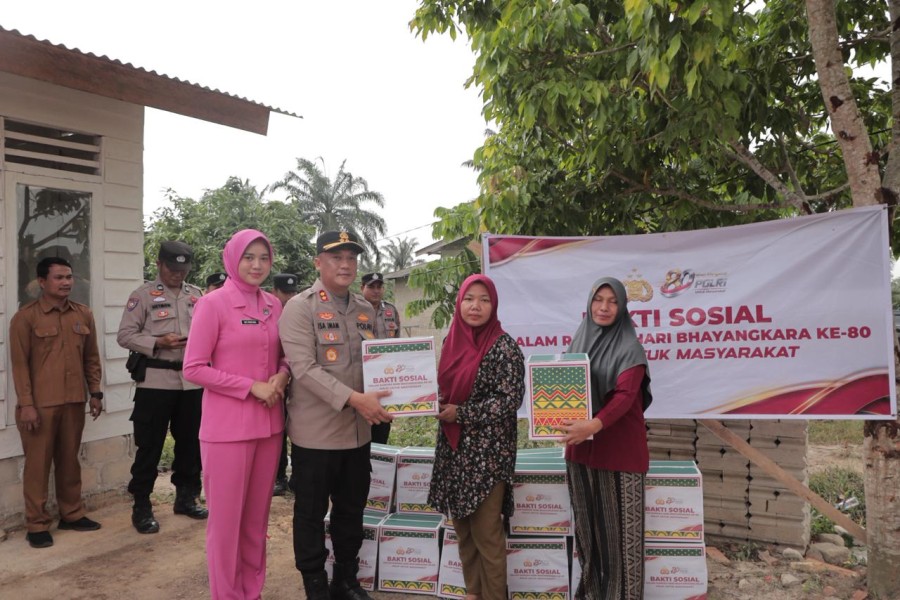 Kapolres Rohil Resmikan Bedah Rumah dan Salurkan Bantuan Sosial