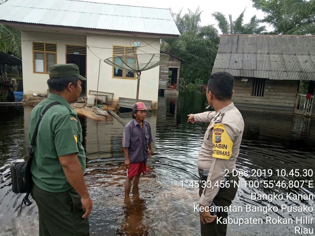 Babinsa Koramil 05/RM Bersama Bhabinkamtibmas Cek Ketinggian Air