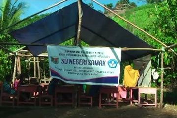 Ini Siswa Sekolah Tanpa Alas Kaki dan Seragam