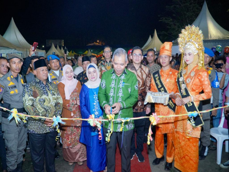 Kampar Expo 2023 Resmi Dibuka, Kamsol dan Ketua TP PKK Kabupaten Gunting pita Bazaar.
