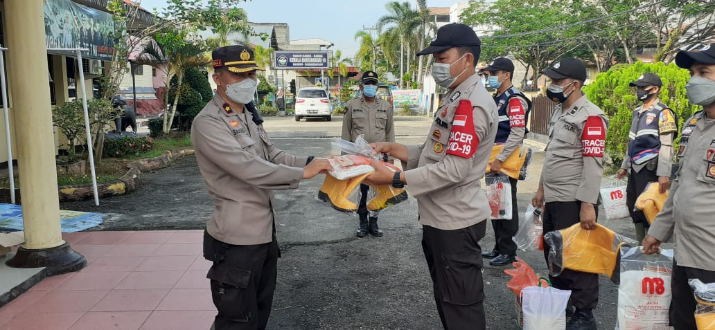 Polsek Bangko Bagikan APD Kepada Bhabinkamtibmas Dan Sembako Kepada Pasien Positif Covid-19