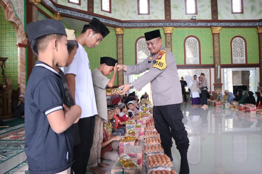 Kapolres Rohil Santuni Dhuafa dan Anak Yatim di Masjid Nurul Iman