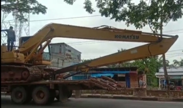 Waduh ! Excavator Bantuan PT. Sindora Untuk Menanggulangi Banjir Bantayan di Tarik Kembali, Ada Apa 