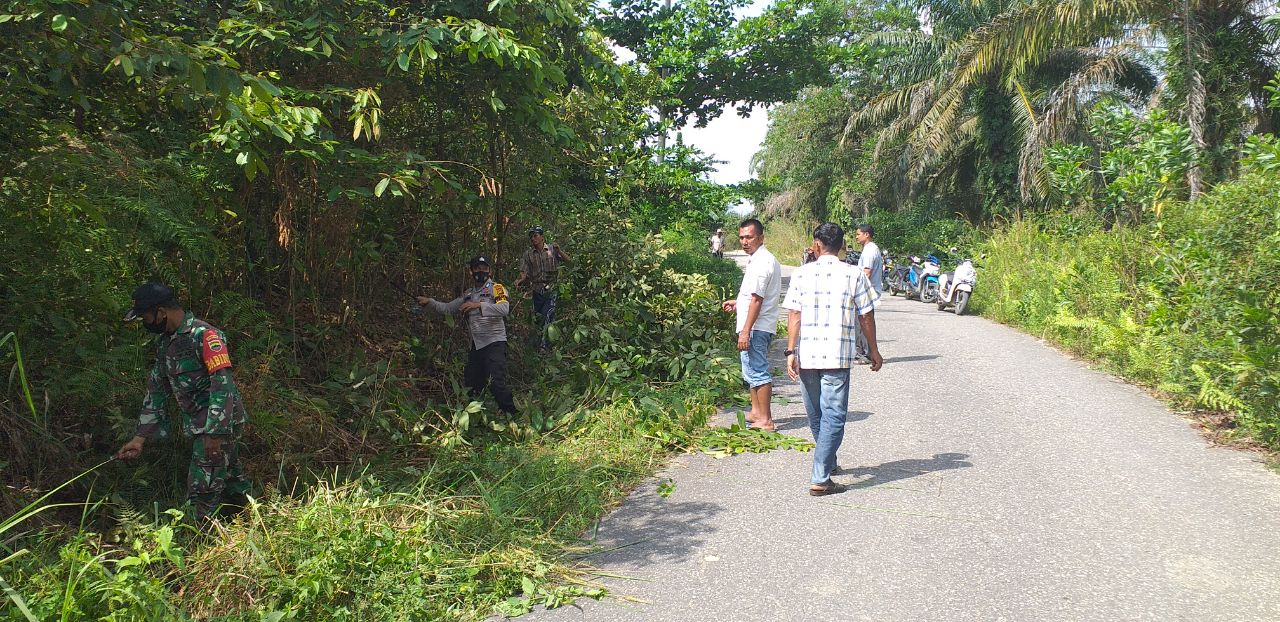 Satgas TMMD Ke-110 Kodim 0313 KPR Bersama warga Gotong royong Bersihkan Bahu jalan Satgas TMMD Ke-110 Kodim 0313 KPR Bersama warga Gotong royong Bersihkan Bahu jalan