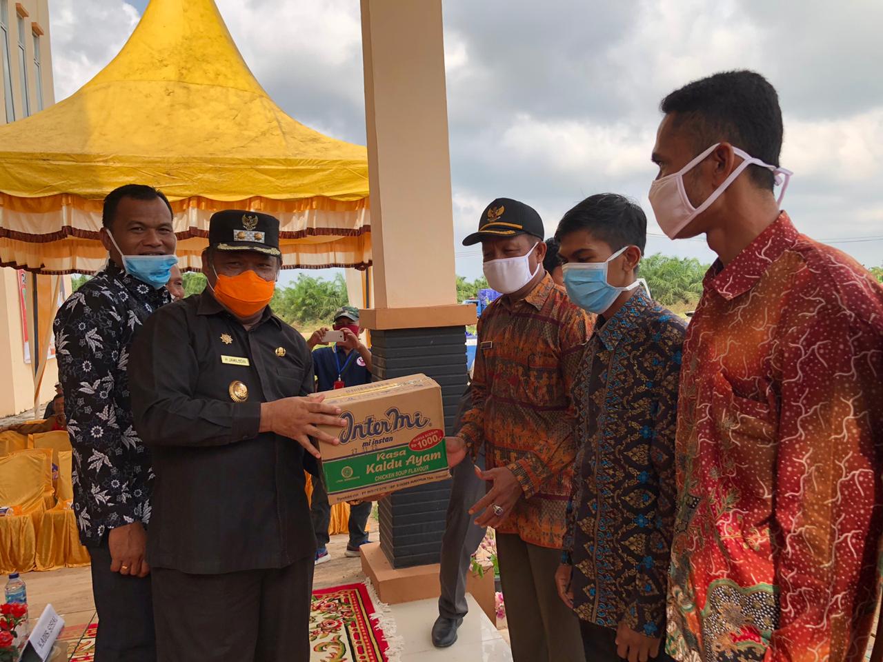 Wabup Rohil Jamiludin Serahkan 1837 Paket Sembako ke Kecamatan Pekaitan