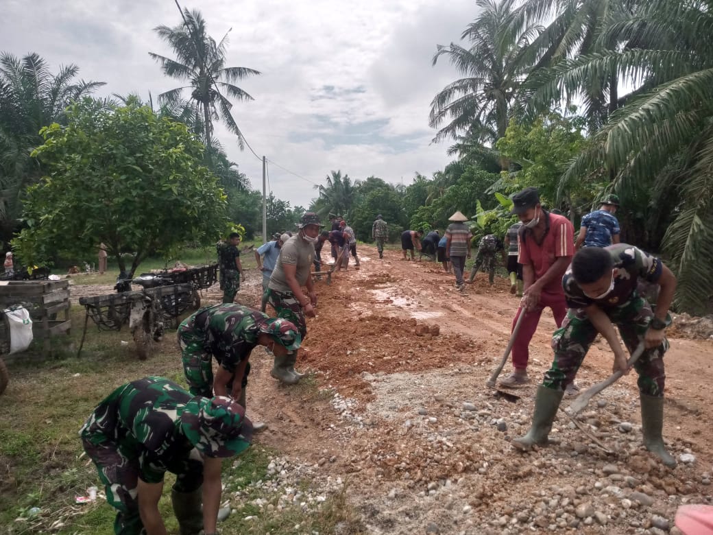 Diguyur hujan, semangat warga tetap tinggi bantu Satgas TMMD