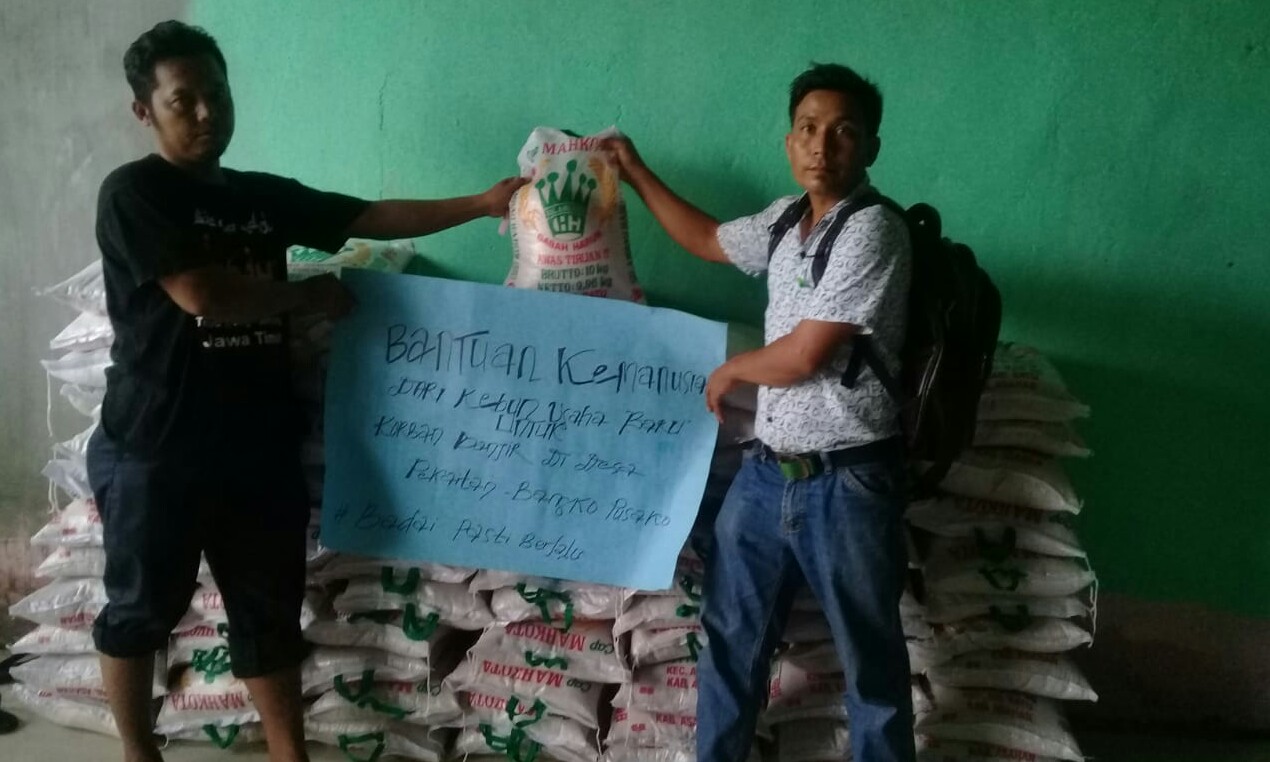 DPRD Riau Bersama Kelompok Kebun Usaha Baru Serahkan Bantuan ke Korban Banjir Pekaitan