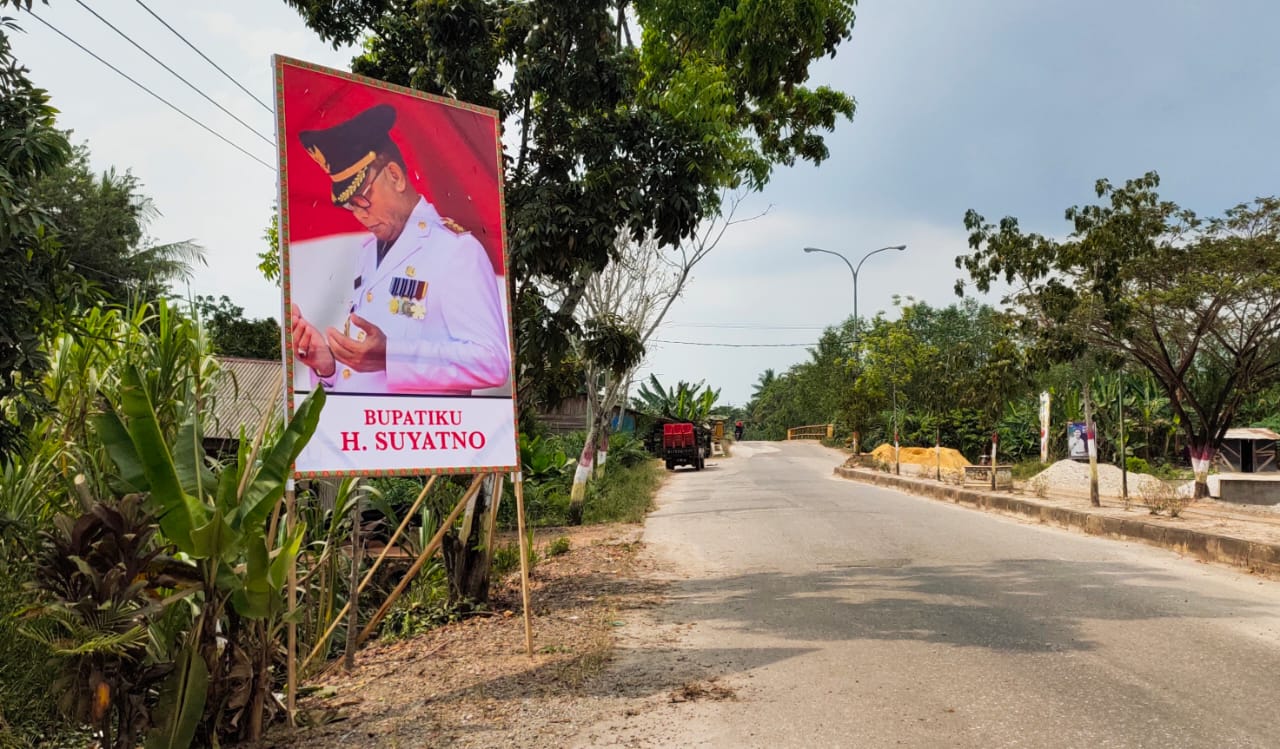 Baleho Bupatiku H Suyatno Jadi Perhatian Publik di Lintas Bentayan