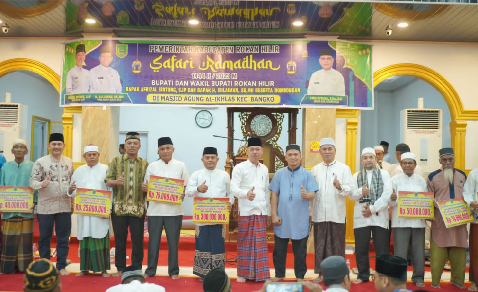 Safari Ramadhan Perdana, Bupati Rohil Serahkan Bantuan Kepada 25 Masjid dan Musholla
