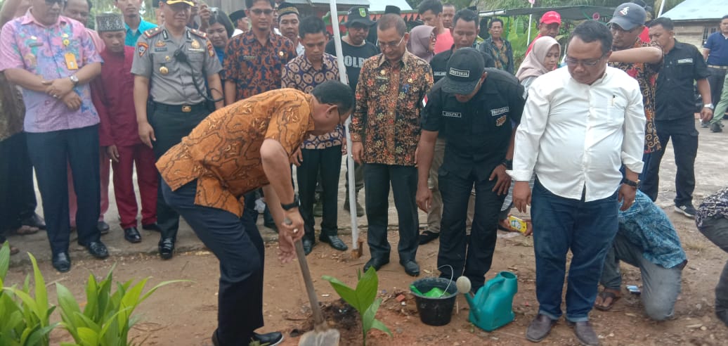 Bupati Rohil Serahkan Bantuan Pinang Unggul Kepada Masyarakat Parit Aman